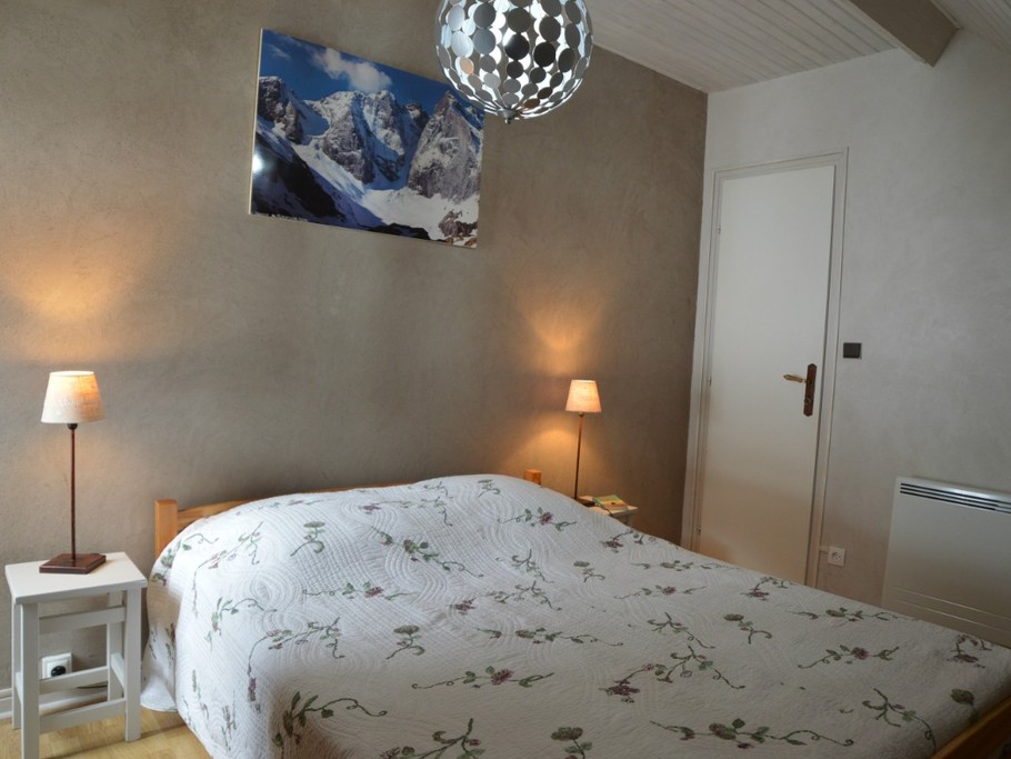 Chambre avec lit en 140cm, et la vue est la même que l'autre chambre!