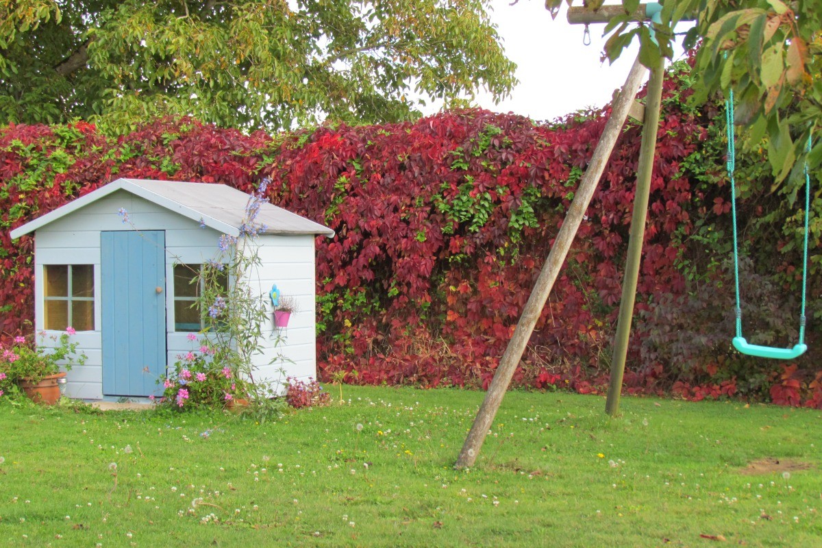 La Cabane et balançoire pour les jeunes enfants