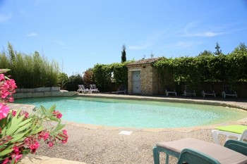 Bain de soleil autour de la piscine