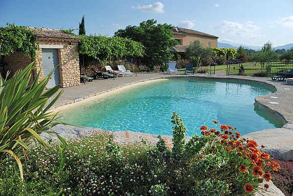Piscine 16 m x 8 m sécurisée