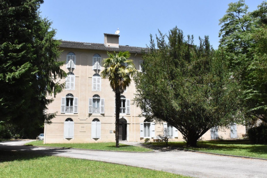 La résidence et le parc arboré