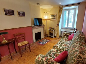 salon 1er étage avec TV et bibliotèque