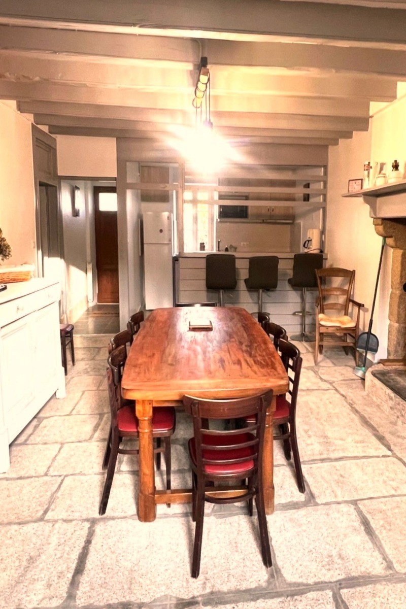 Salle à manger avec poêle à bois et cuisine équipée HAUTE VIENNE 87 Bersac sur Rivalier Gîte Chez Charles