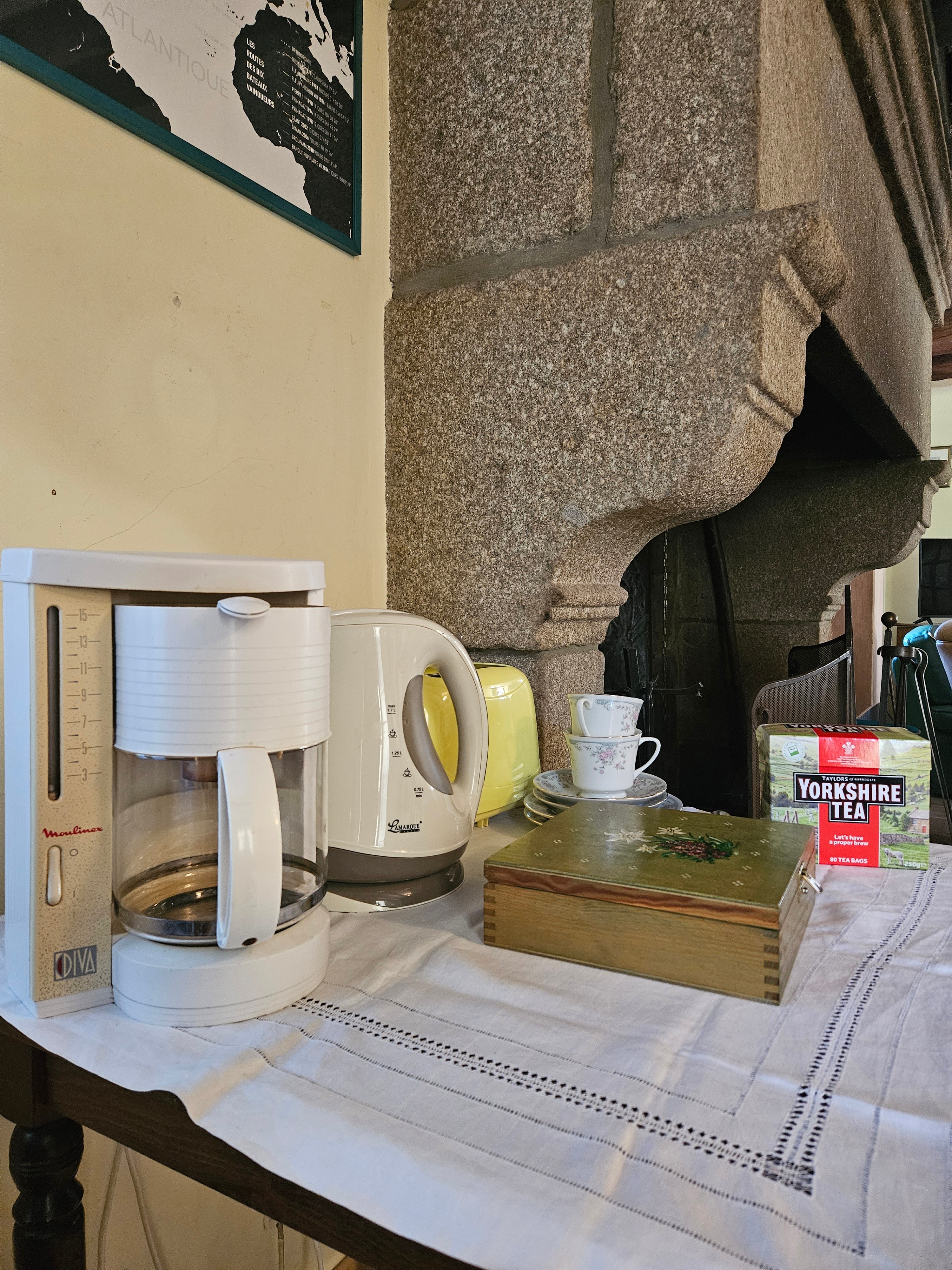 La salle des petits-déjeuners. Une cafetière et une bouilloire sont aussi à votre disposition tout au long de la journée.