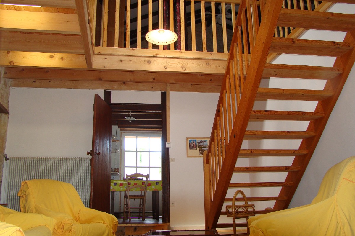 Au fond la cuisine, dans le salonl'escalier conduit à la mezanine