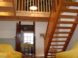 Au fond la cuisine, dans le salon l'escalier conduit à la mezzanine