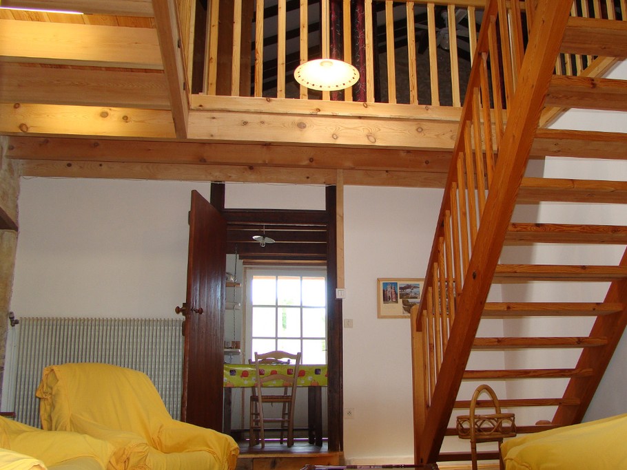 Au fond la cuisine, dans le salonl'escalier conduit à la mezanine