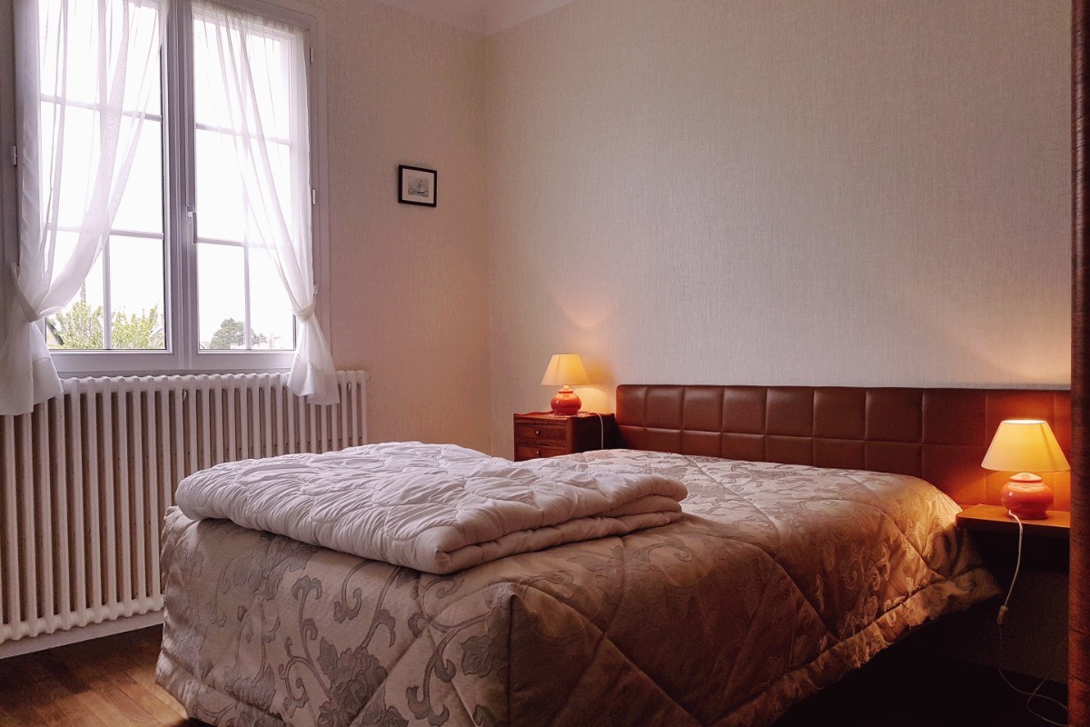 Chambre 2 : lit 140cm avec rangements