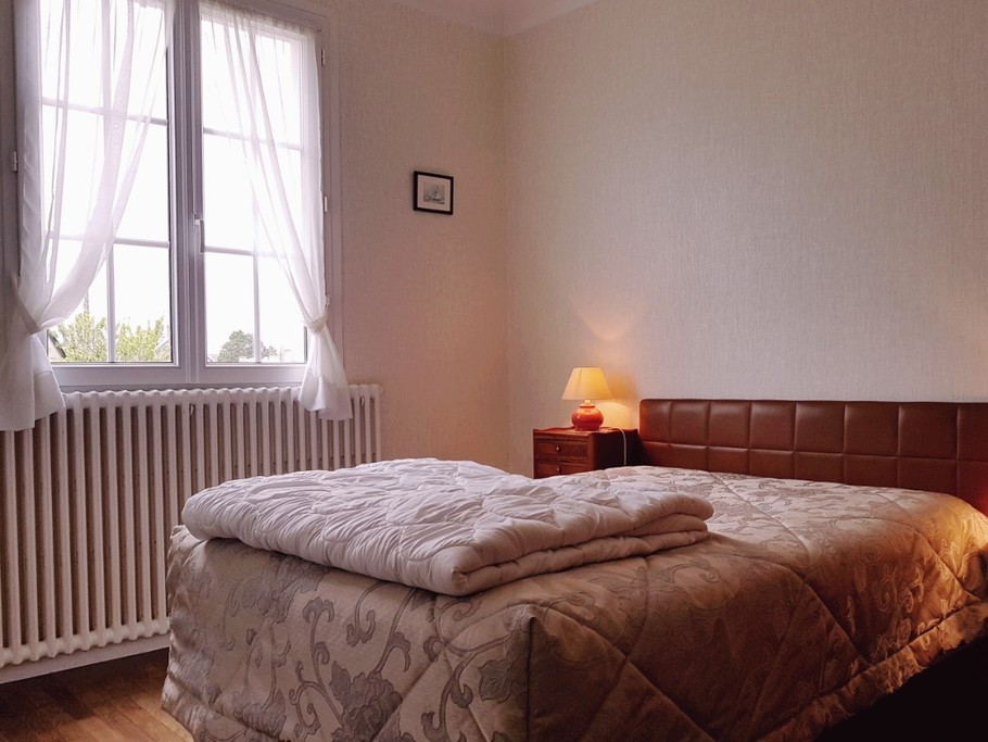 Chambre 2 : lit 140cm avec rangements