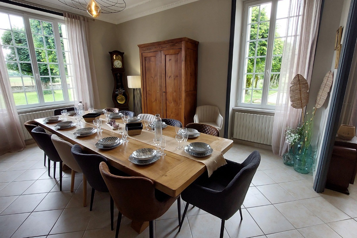 Grande table en bois massif faite sur mesure pour partager de bons repas en famille ou entre amis