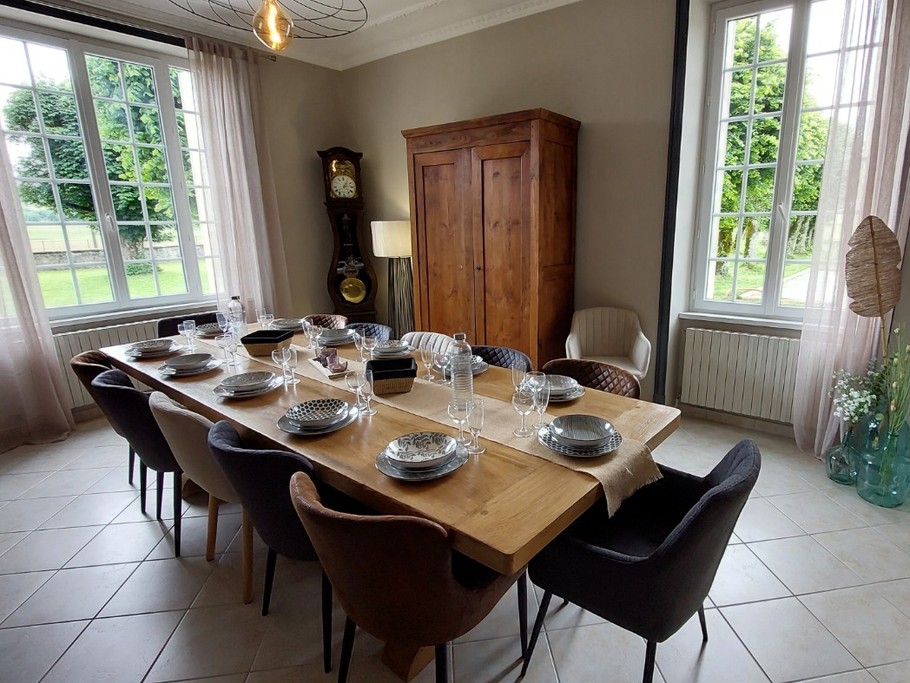Grande table en bois massif faite sur mesure pour partager de bons repas en famille ou entre amis