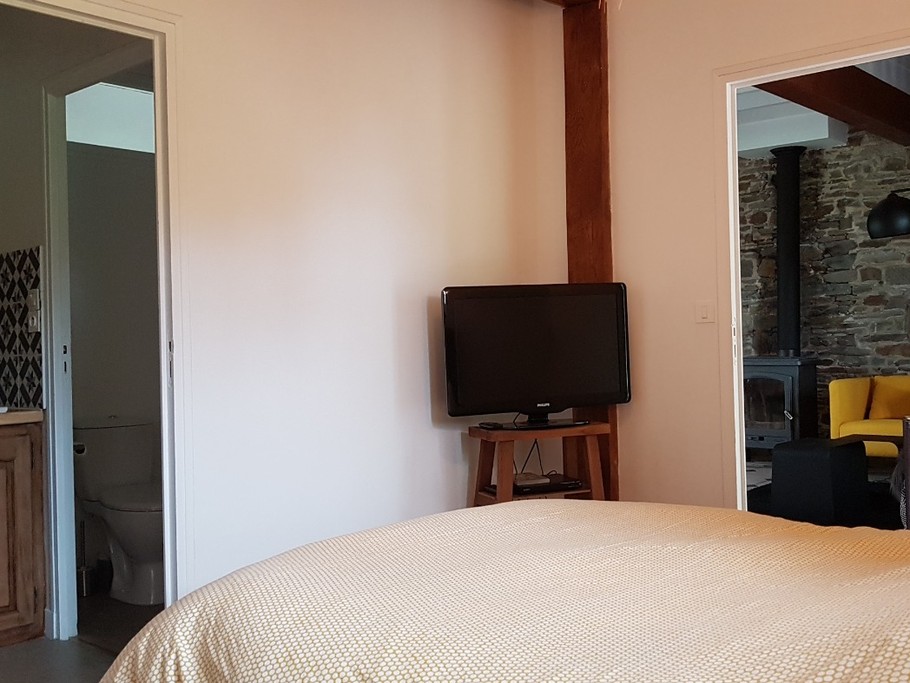 La chambre au rez-de-chaussée avec salle d'eau-WC communicante - Le cellier d'Halouze