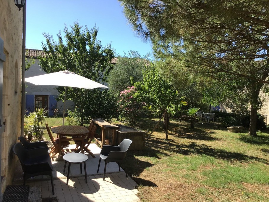 L'Escale de Mortagne pour 4 personnes en Charente maritime près de La Rochelle et des plages de Chatelaillon et Fouras
Terrasse privative du gite