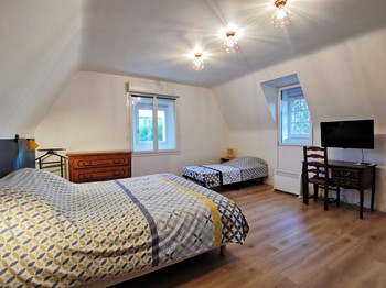 Chambre Cassiopée - Lit 160 + Lit 90 + TV + SDE dans la chambre