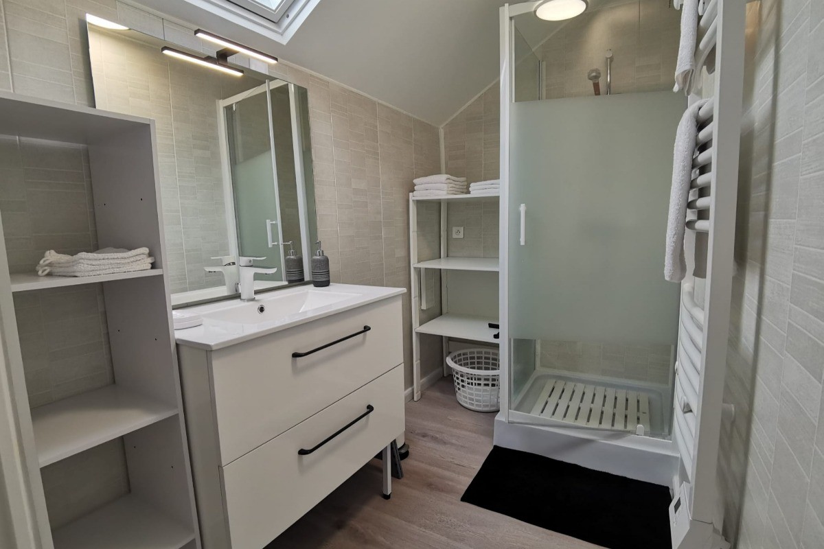 Salle d'eau à l'étage avec linge de toilette fournis