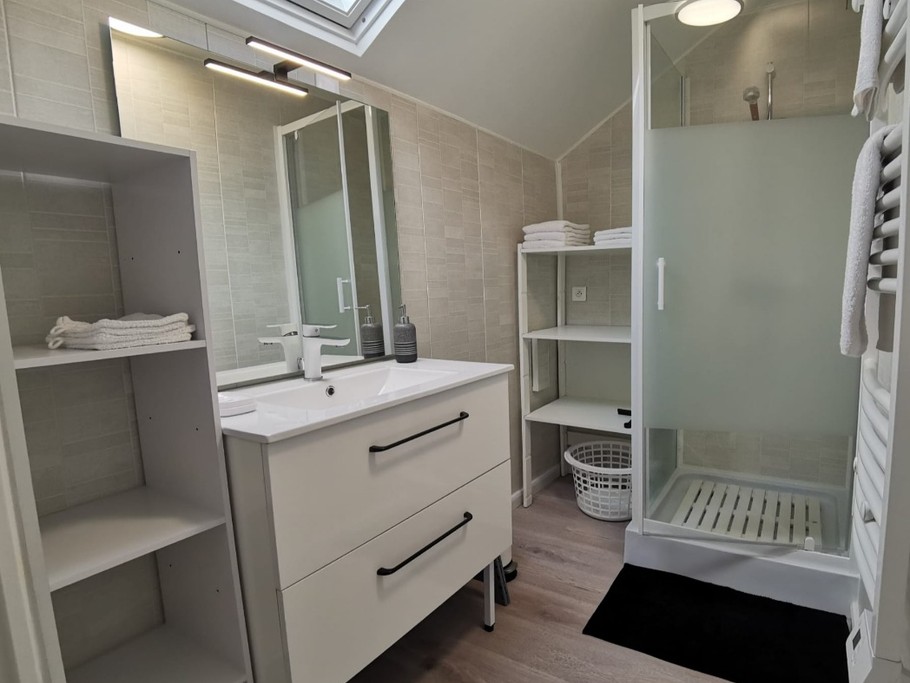 Salle d'eau à l'étage avec linge de toilette fournis