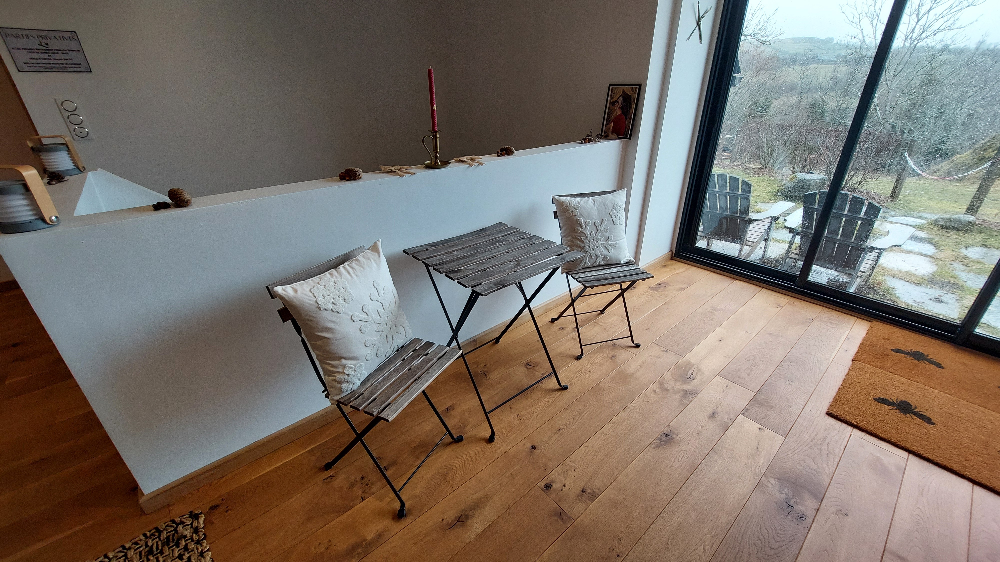 Relaxation area with views over the garden and Cantal countryside