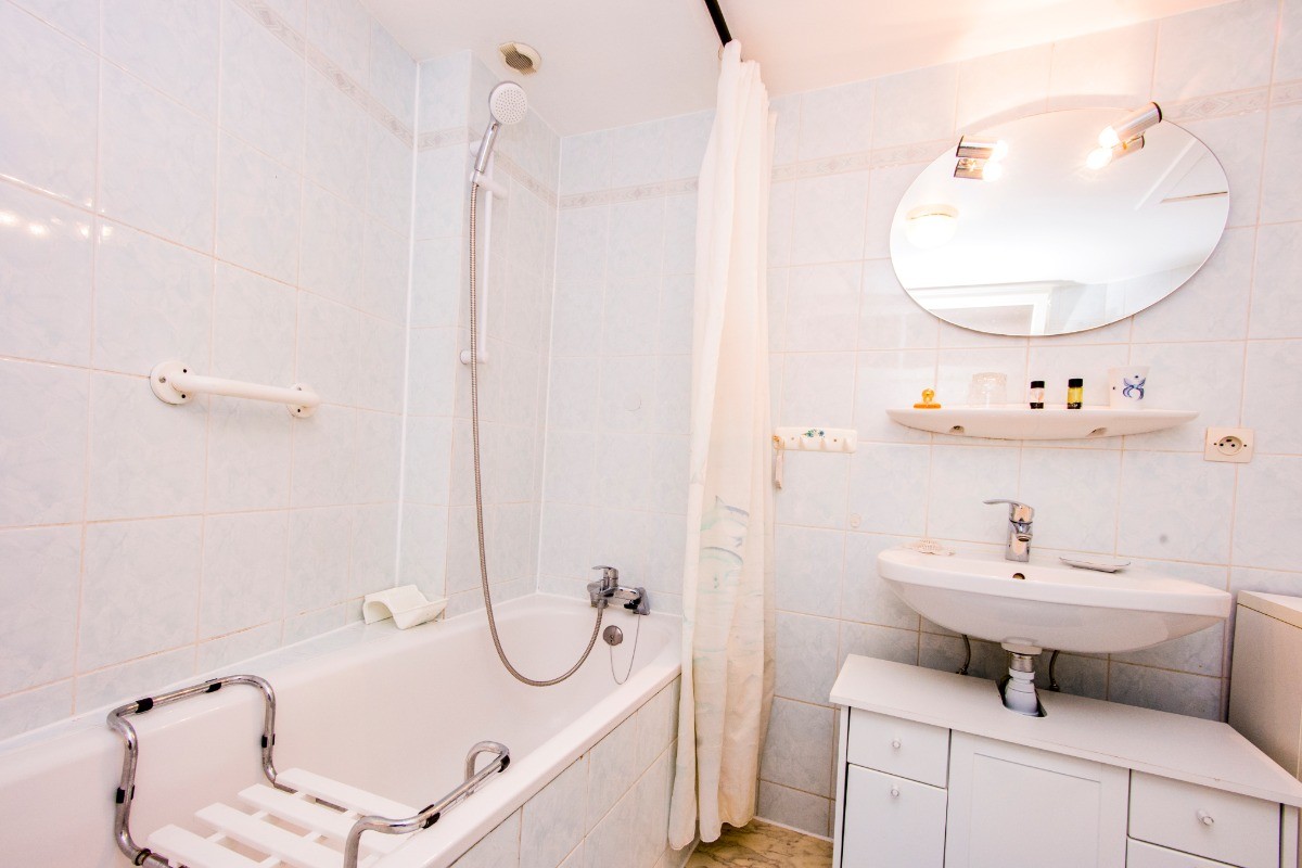 Salle de bain avec WC