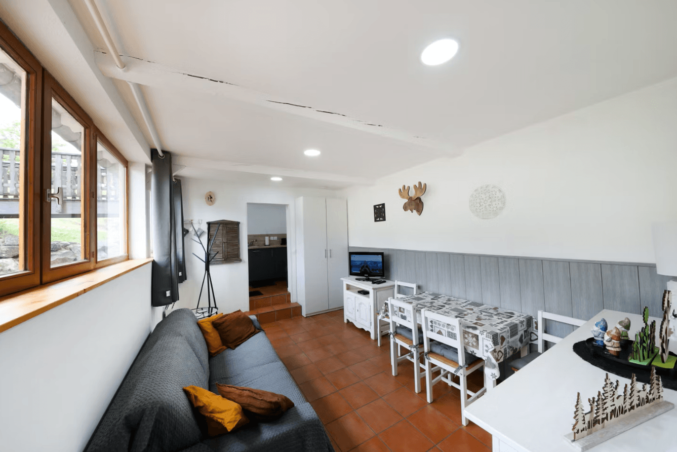 Salon/ séjour - Gîte Le Saut du Cerf à Gérardmer, vue lac, proche pistes de ski, terrasse