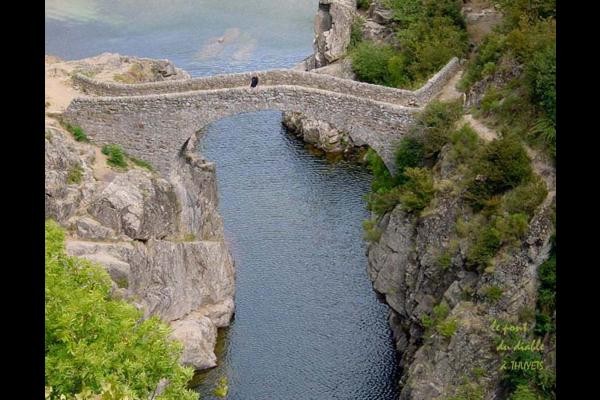 10 mn de voiture et vous pouvez vous baigner au Pont du Diable à Thuyets