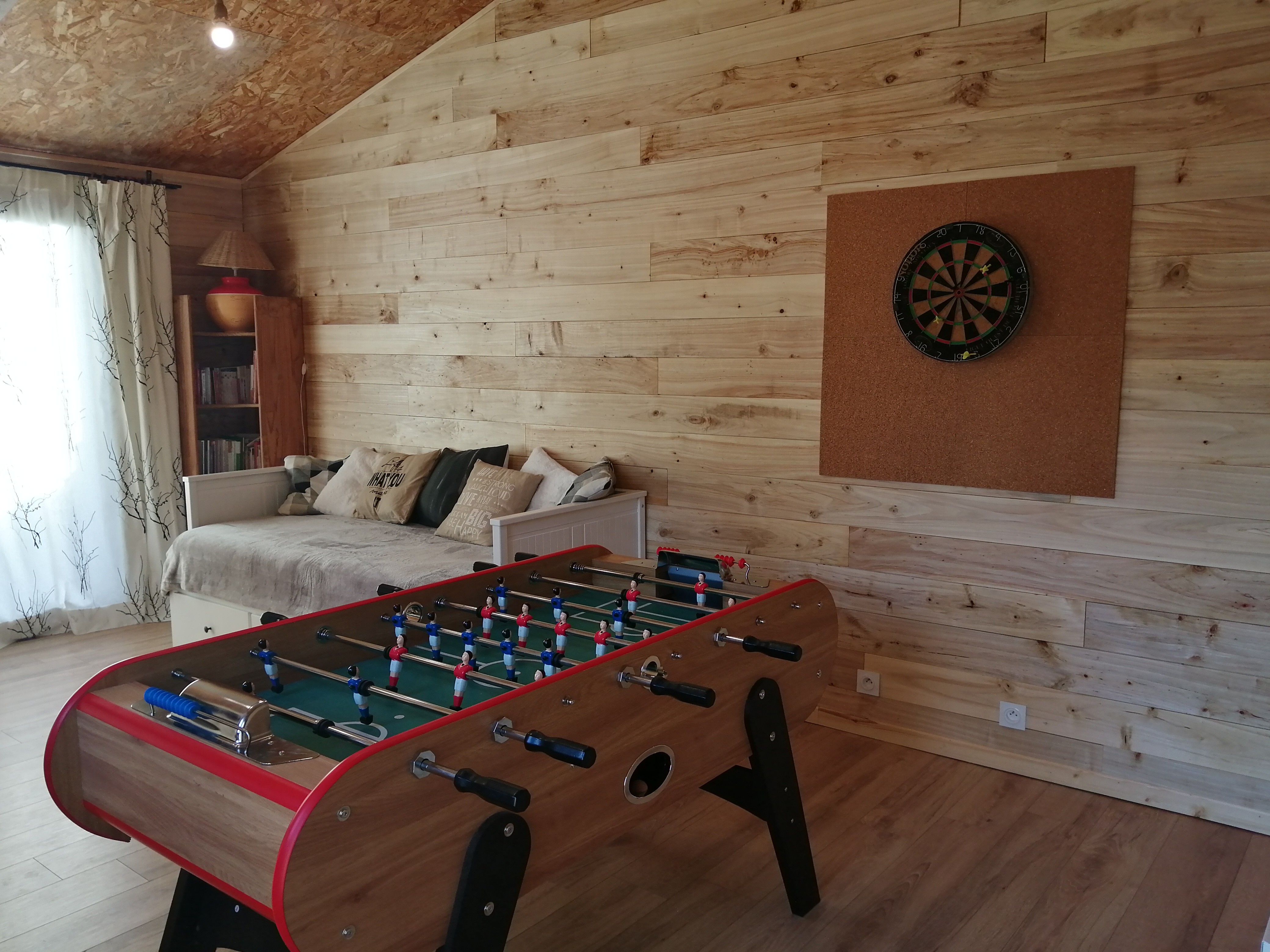 Espace Baby-foot, fléchettes et télé