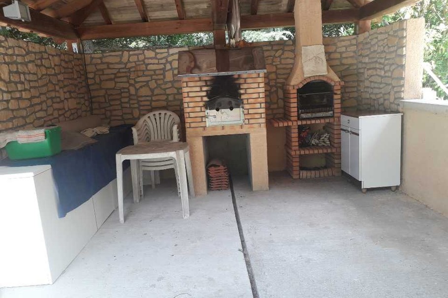 Cuisine d'été , parfaite pour des repas en plein air au bord de la piscine