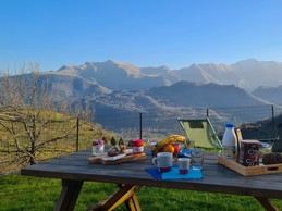Petit déjeuner face aux sommets