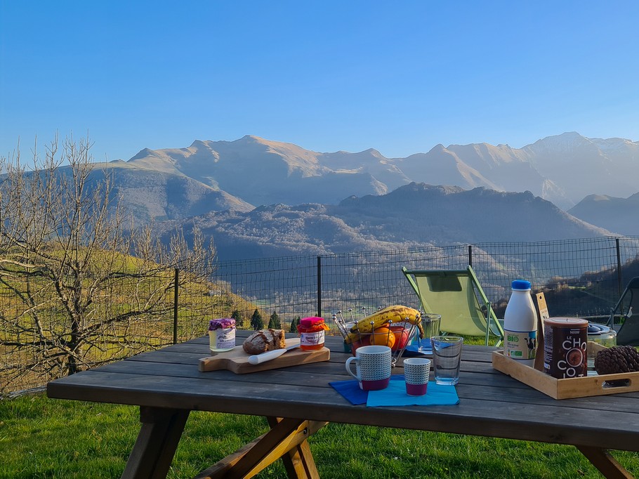 Petit déjeuner face aux sommets