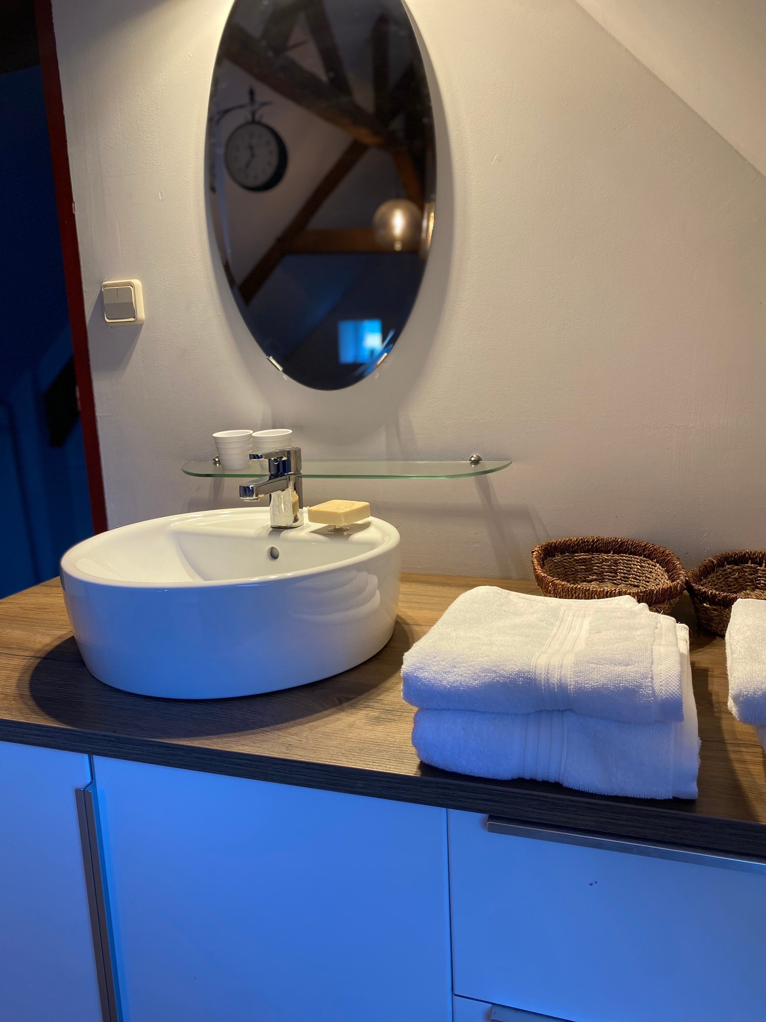 Grande chambre mansardée avec lit 140 cm et salle de bain (baignoire à remous)