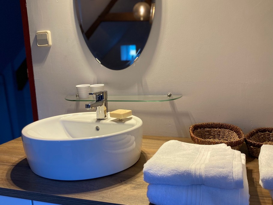 Grande chambre mansardée avec lit 140 cm et salle de bain (baignoire à remous)