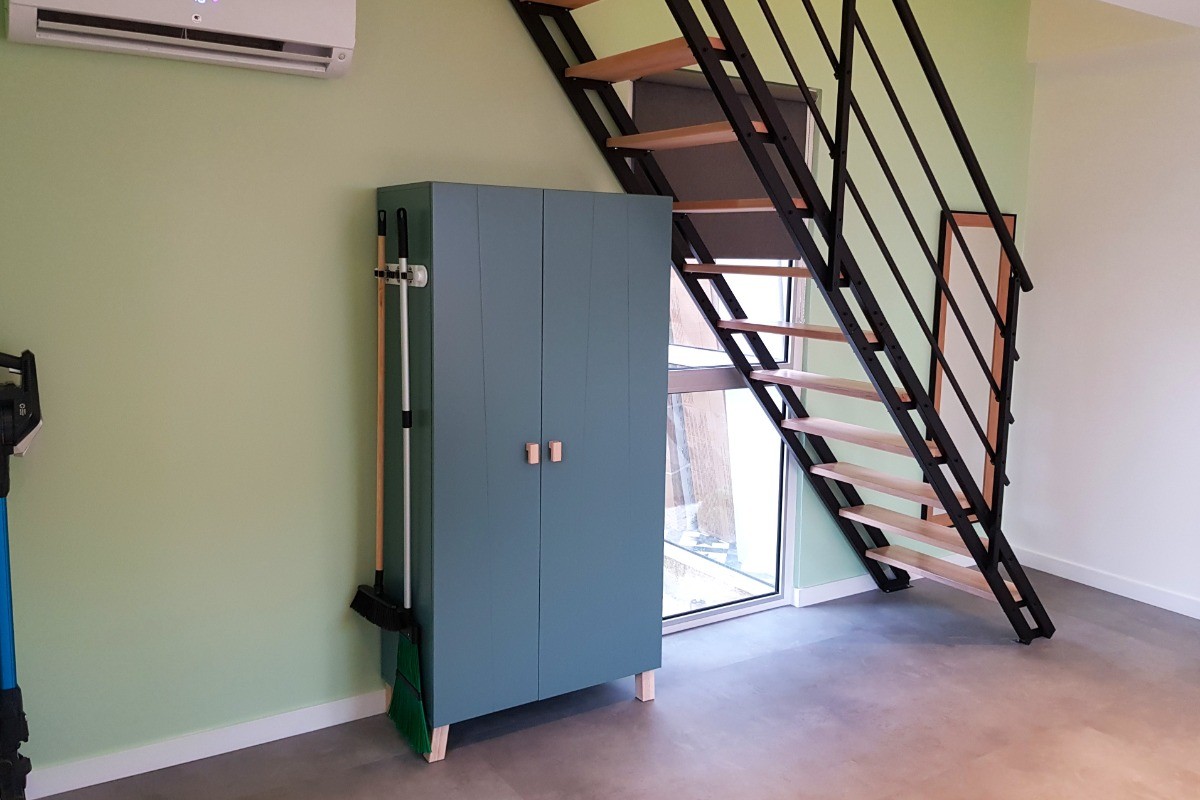 Escalier menant à la chambre indépendante et à la salle d'eau.  Fenêtre sans vis-à-vis. 
Armoire penderie pour le couchage du salon.