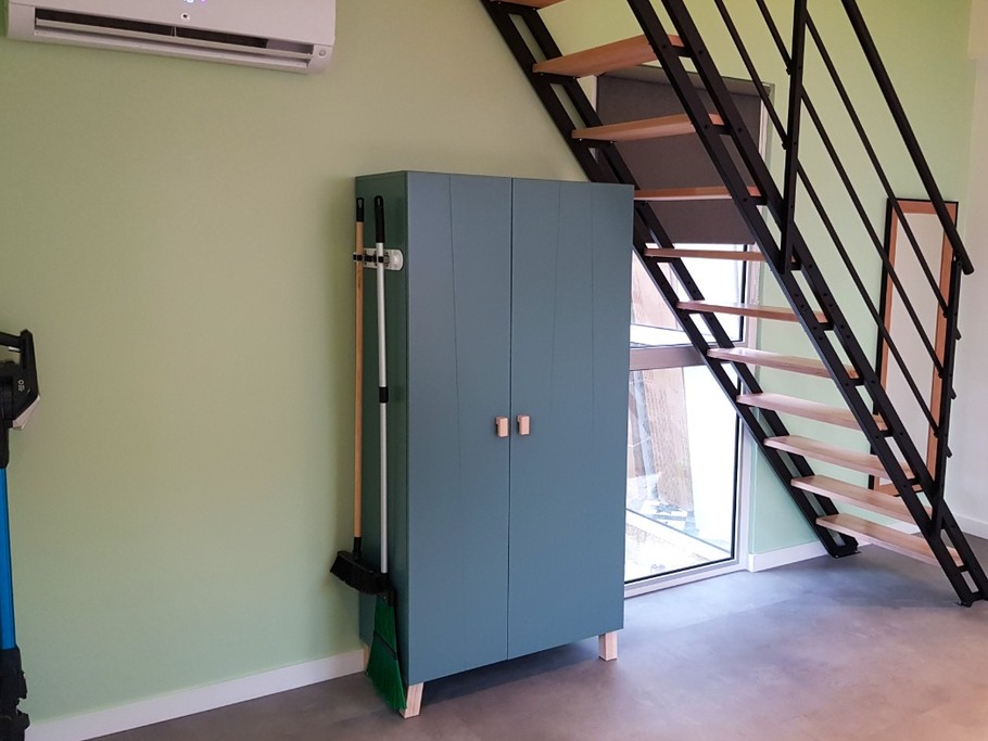 Escalier menant à la chambre indépendante et à la salle d'eau. Fenêtre sans vis-à-vis.
Armoire penderie pour le couchage du salon.