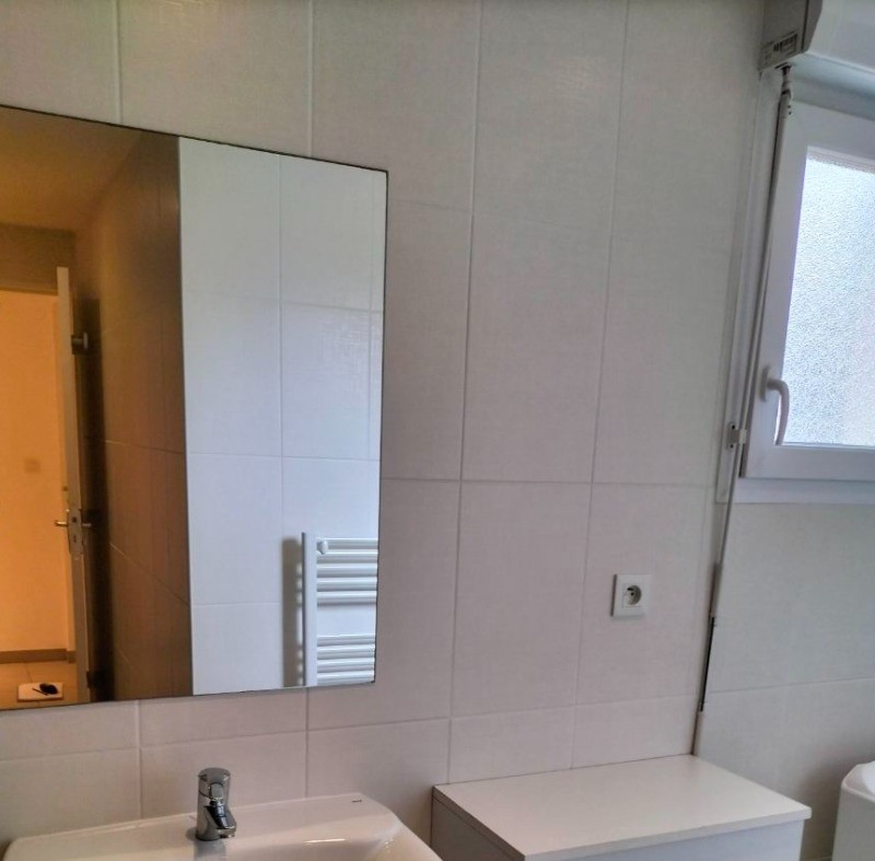 Salle de bains avec baignoire, vasque et machine à laver