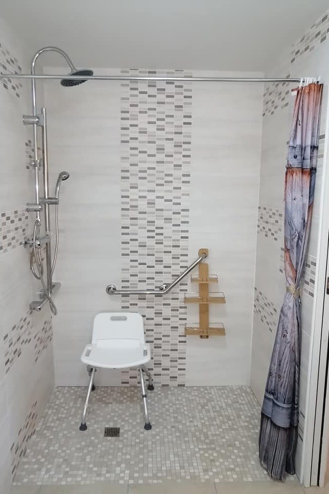 La douche, accessible PMR, de 150 x 100