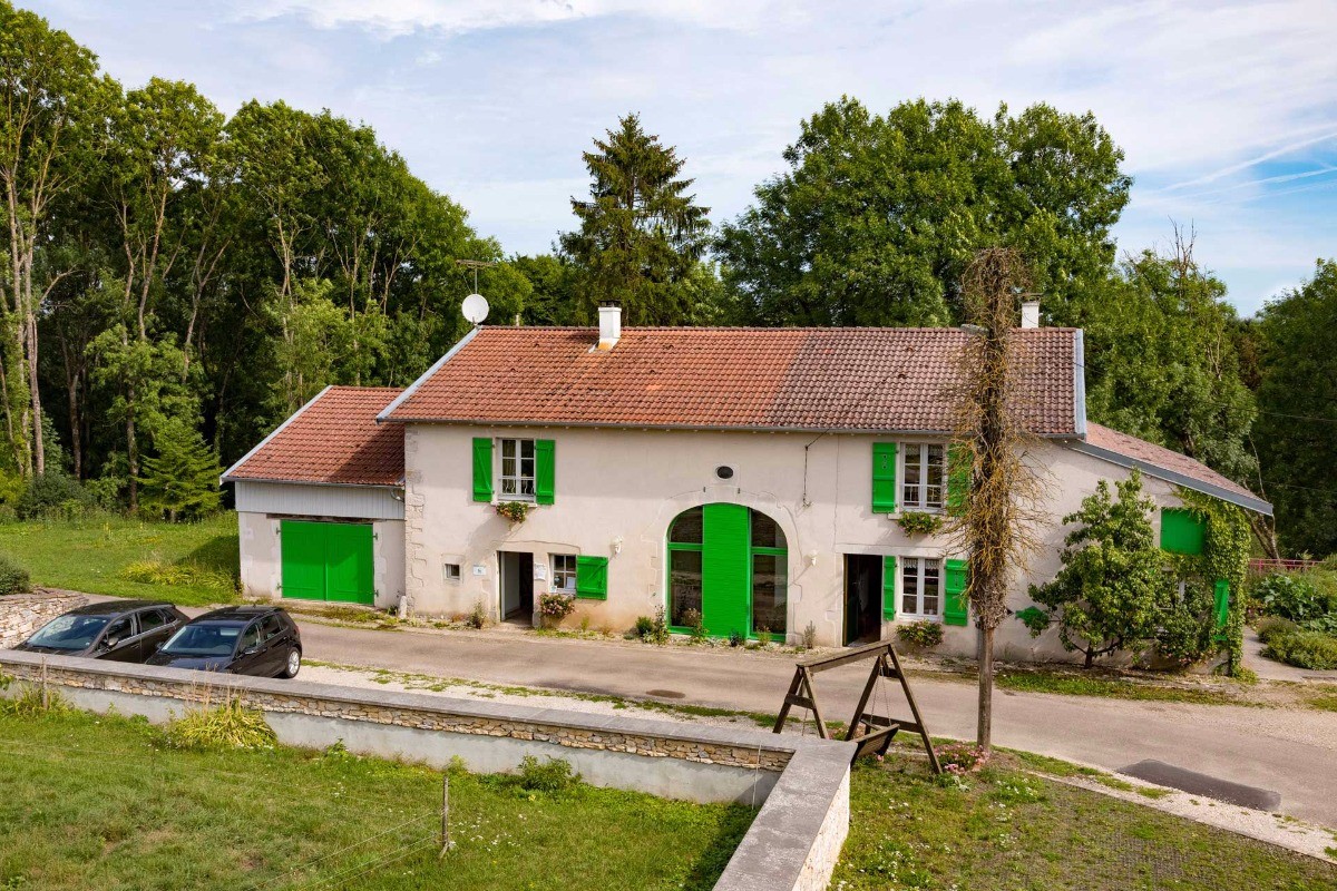 Parking aménagé pour les fauteuils - Bienvenue au Pays de Jeanne