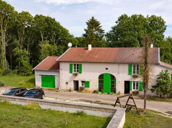 Parking aménagé pour les fauteuils - Bienvenue au Pays de Jeanne