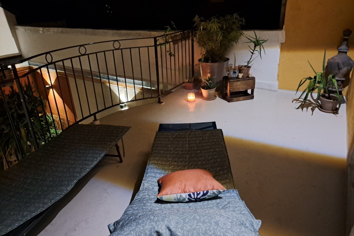 Grand balcon à l'étage avec accès chambre 1 et vue sur le patio