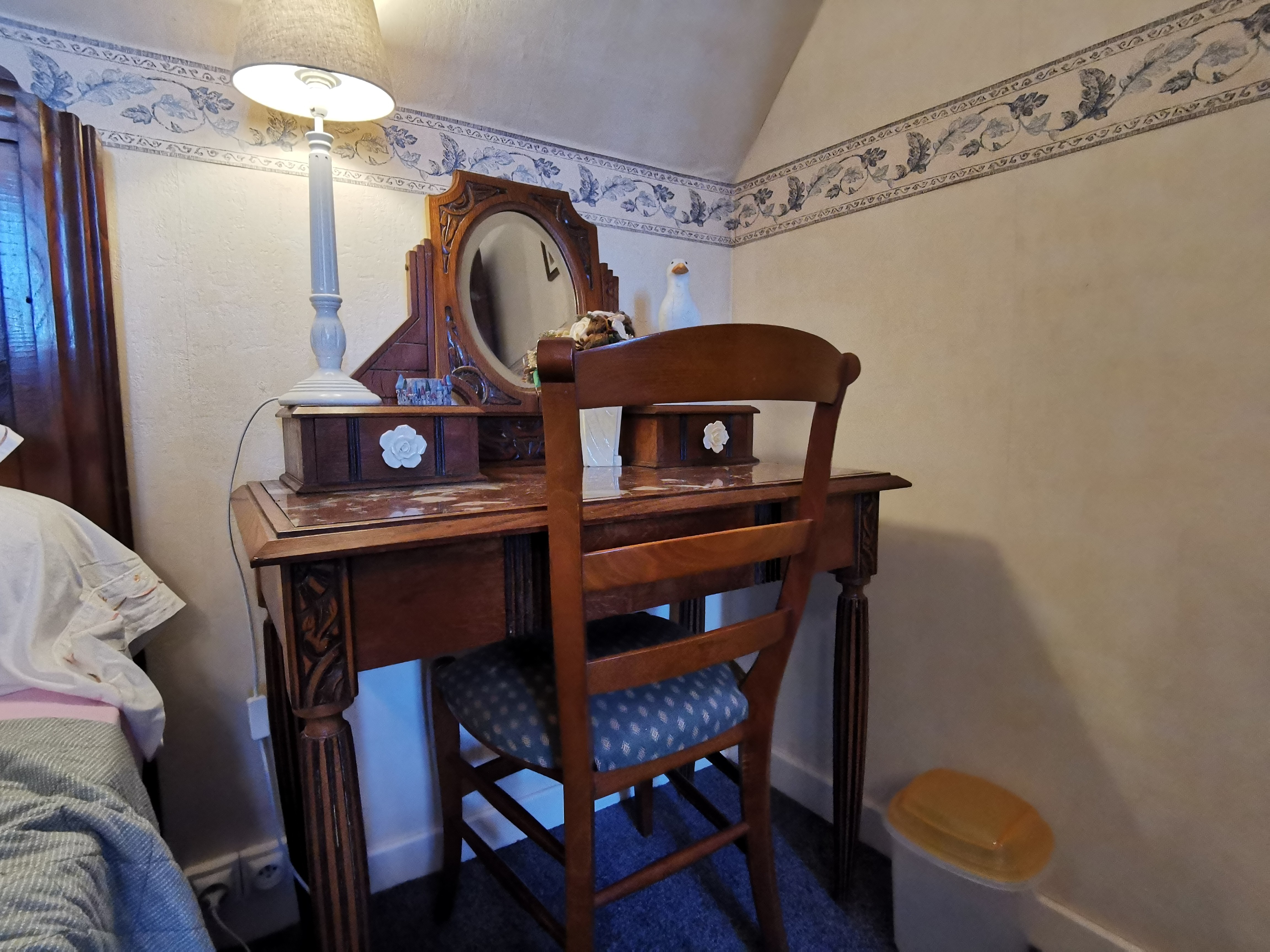 bureau coiffeuse dans la chambre