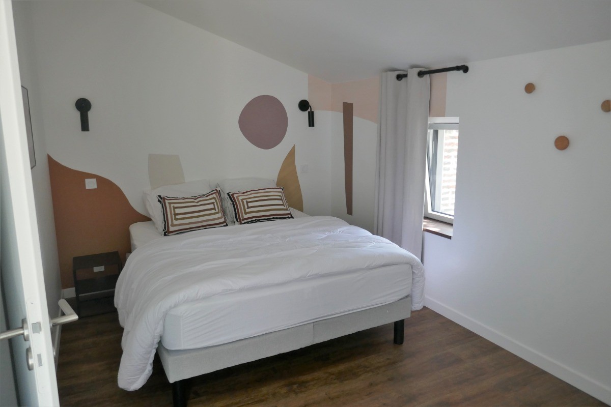 Chambre 2 à l'étage avec un lit en 160 et un lit en 90