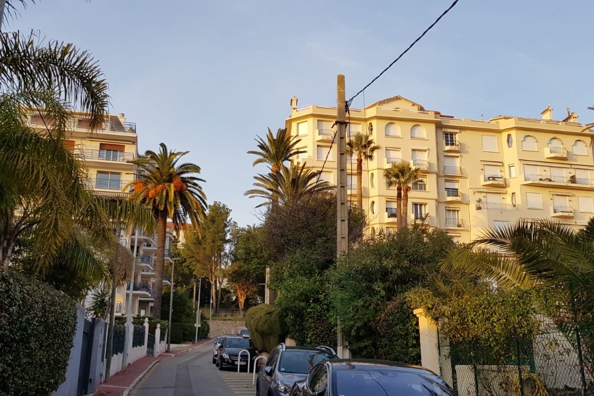 La rue avec La résidence sur la gauche