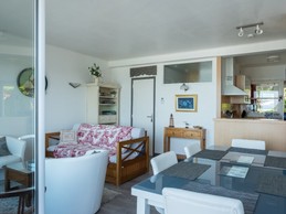 MENES location Perros-Guirec Séjour-salon avec vue panoramique sur la mer