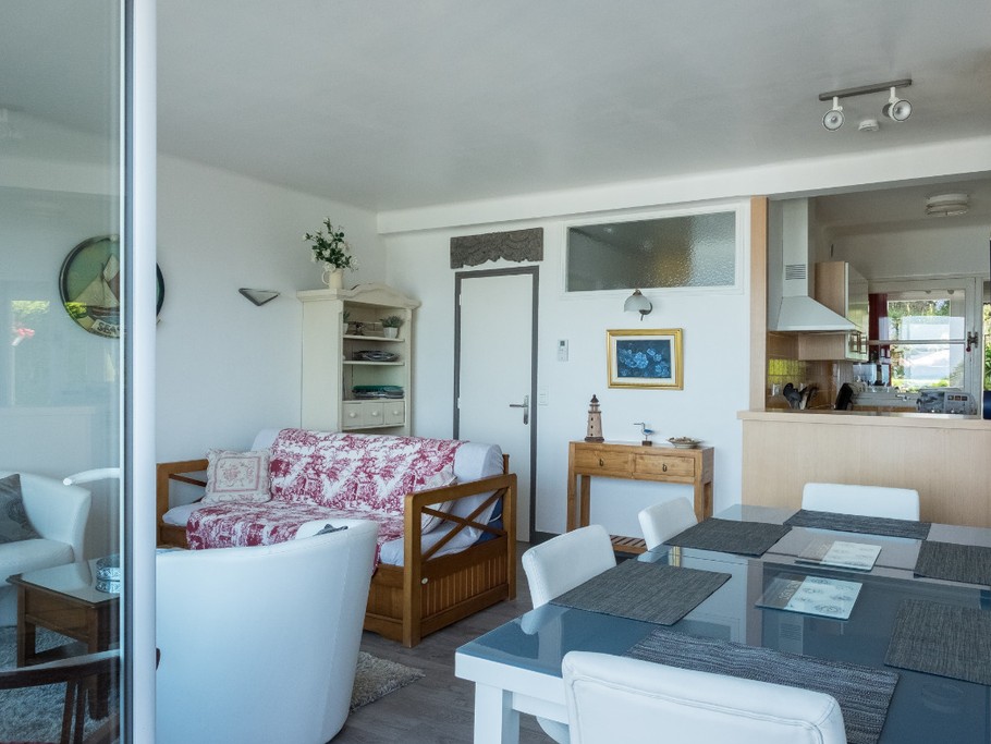 MENES location Perros-Guirec Séjour-salon avec vue panoramique sur la mer