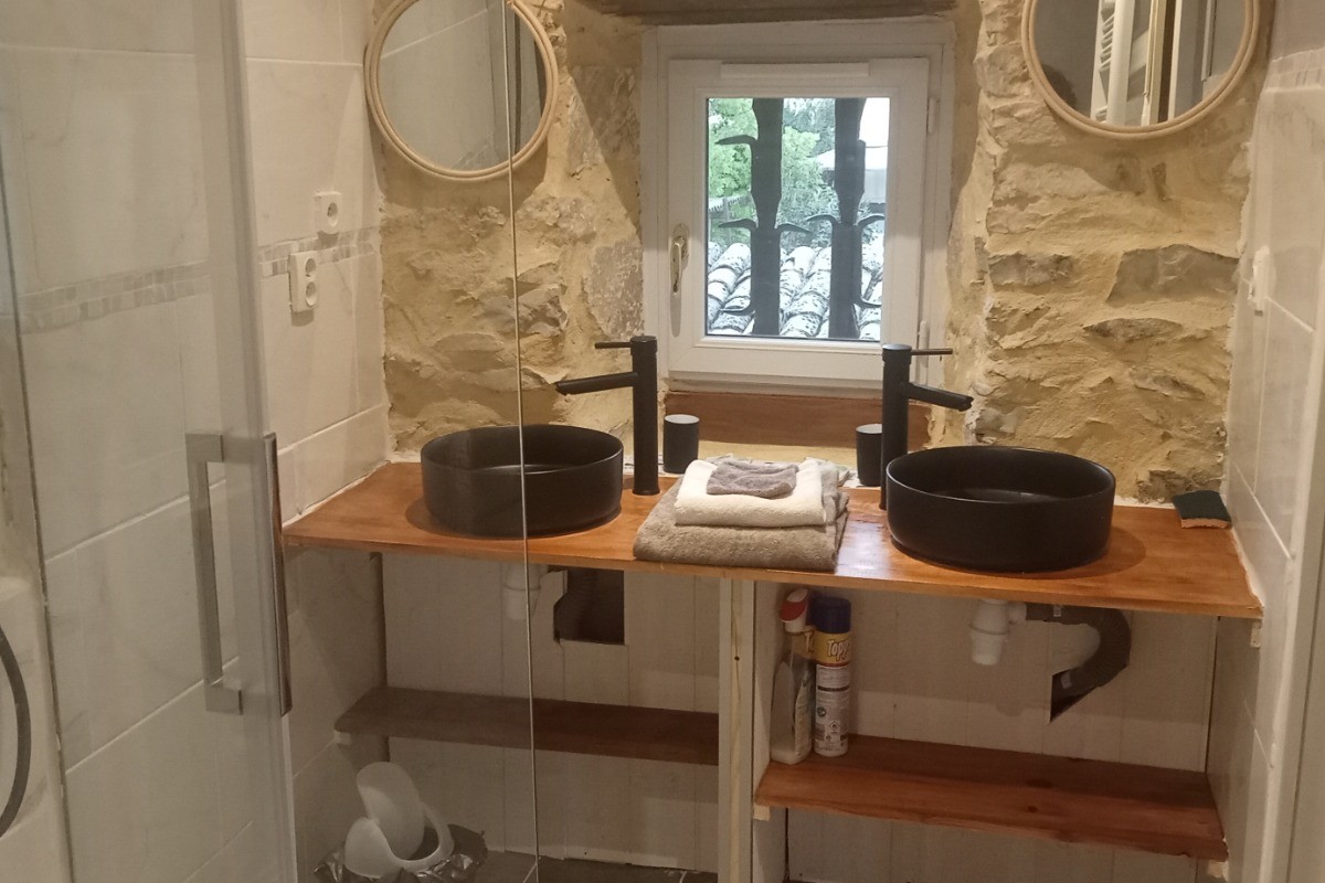Salle d'eau privative suite Courson RDC