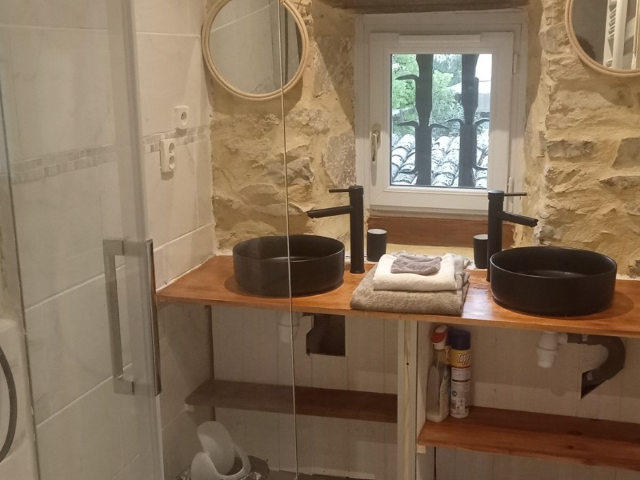 Salle d'eau privative suite Courson RDC
