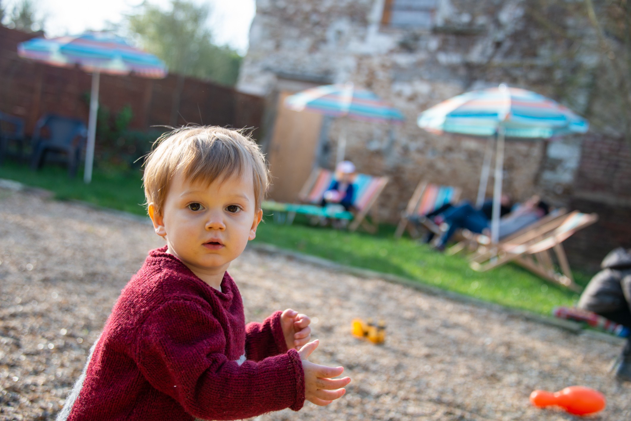 Un petit paradis sûr et bien équipé pour les jeux d'enfants!