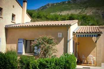 extérieur avec terrasse et mobilier de jardin