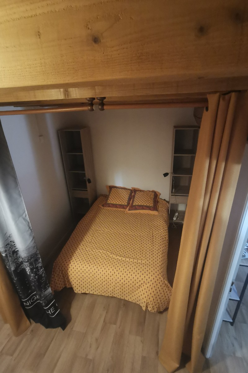 Lit 140 sur mezzanine 1er étage