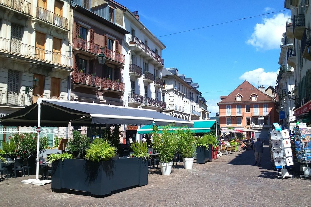 Situé dans l'hyper centre de la ville thermale d'Aix Les Bains. Commerces et toutes commodités à deux pas.