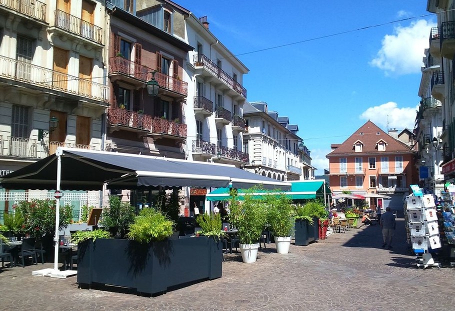 Situé dans l'hyper centre de la ville thermale d'Aix Les Bains. Commerces et toutes commodités à deux pas.