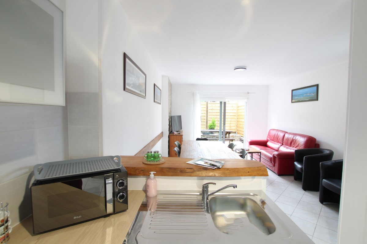 Vue du séjour depuis la cuisine